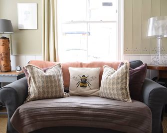 Historic Cottage, superb harbour & beach location, seconds from all amenities! - Whitstable - Living room