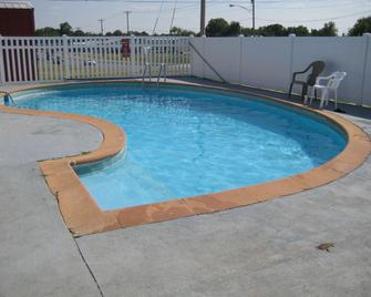 Guest House Motel - Chanute - Piscina