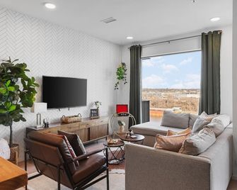 Luxury Riverview Condo with Patio Walk to Broadway - Nashville - Sala