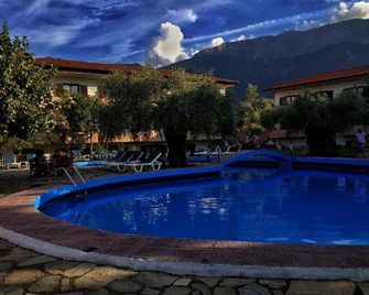 Filosxenia Natasa Hotel - Chrisi Akti - Piscina