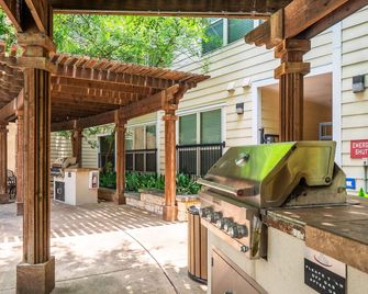 Prime Soco King Bed 1br & 2br Suites W Gym, Pickleball, Laundry - Austin - Patio