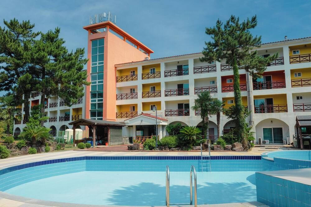 Whinstone Hotel & Resort