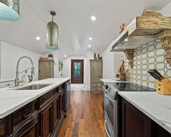 The Stone Cottage - Amherstburg - Kitchen
