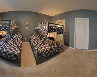 111 College: 4 Br, 2 Ba House In Kingsland, Sleeps 12 - Kingsland - Bedroom