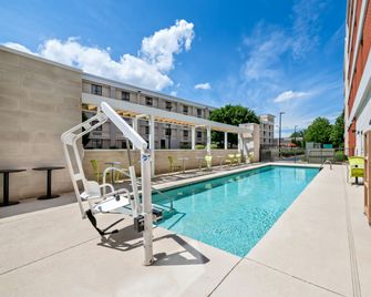 Home2 Suites by Hilton Charlotte Airport - Charlotte - Piscina