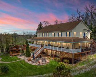 Stunning Former Winery with Pool and Mtn Views! - Berryville - Edificio
