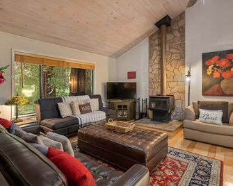 Complimentary Wine, Spa, Creekside Private Deck, Dog Friendly! - Cazadero - Sala de estar
