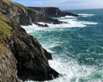Rock Cottage Self Catering Cottage - Schull - Beach
