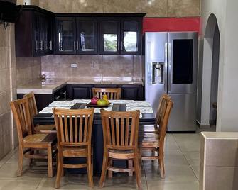 Rancho Guadalajara 2br Beach Retreat W/ Ac – Near El Tunco & Punta Roca - Santa María Mizata - Comedor