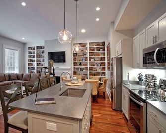 Sophisticated Historic Remodeled 9 bedroom Home - סאוואנה - חדר אוכל