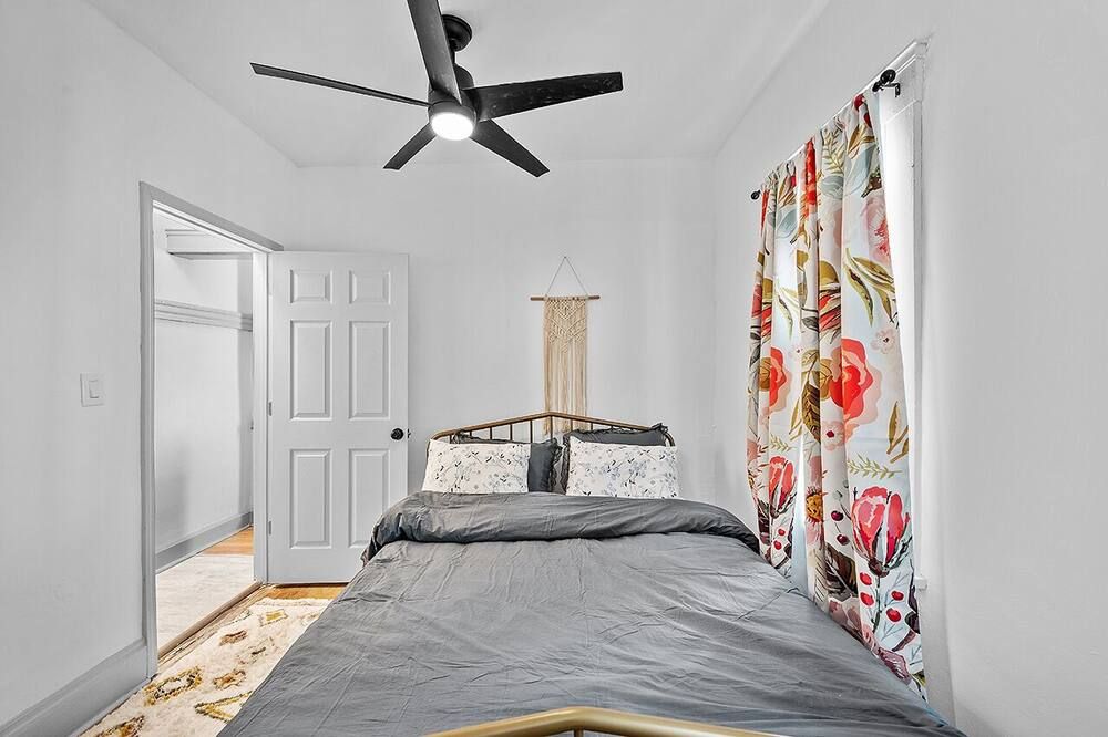 Center of Little Italy #1 - קליבלנד - חדר שינה