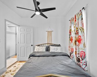 Center of Little Italy #1 - קליבלנד - חדר שינה