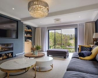 Inviting 5-Bed House with fishing lake in Devizes - Devizes - Living room