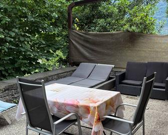 Gemütliche Gartenwohnung im Tessin - Biasca - Innenhof