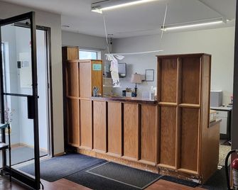 Country Squire Motor Inn - Chetwynd - Front desk