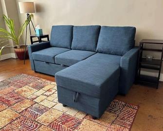 Chic walkable apt with rooftop views - Roanoke - Living room