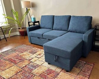 Chic walkable apt with rooftop views - Roanoke - Living room