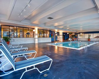 Holiday Inn Lancaster By IHG - לנקסטר - בריכה