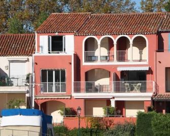 Port Grimaud: Studio 2-4pers. overlooking Port Grimaud channels Terrace South East - Grimaud - Gebäude