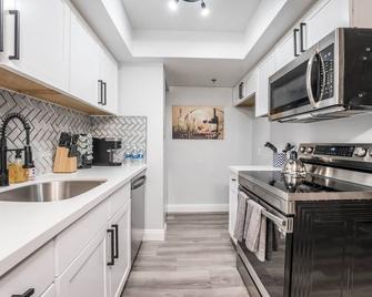 Just Remodeled And Perfect Location!! 1 Bedroom 1 Bath Condo - Paradise - Kitchen