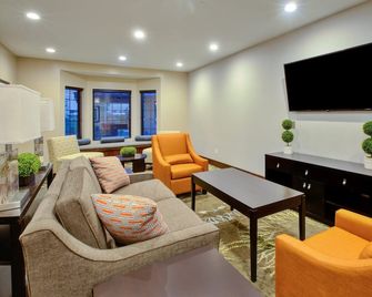 Compact Studio w/ Full Kitchen & Free Breakfast - Benton Harbor - Living room