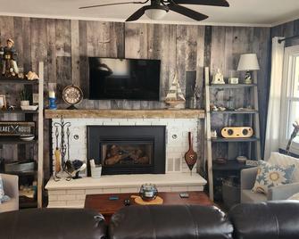 Erie Moon on the beach. A comfy cozy waterfront home in Amherstburg Ont. - Amherstburg - Living room
