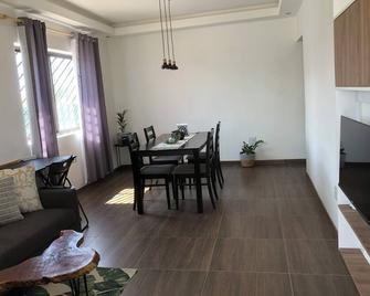 F2 Farmhouse - Omuthiya - Comedor