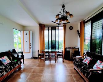 Titos Villa - \'Dont worry, Stay happy\' - Murbād - Sala de estar