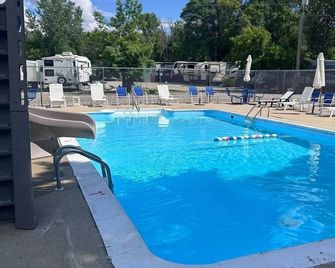 Cozy Cabin on the River - Mason City - Pool