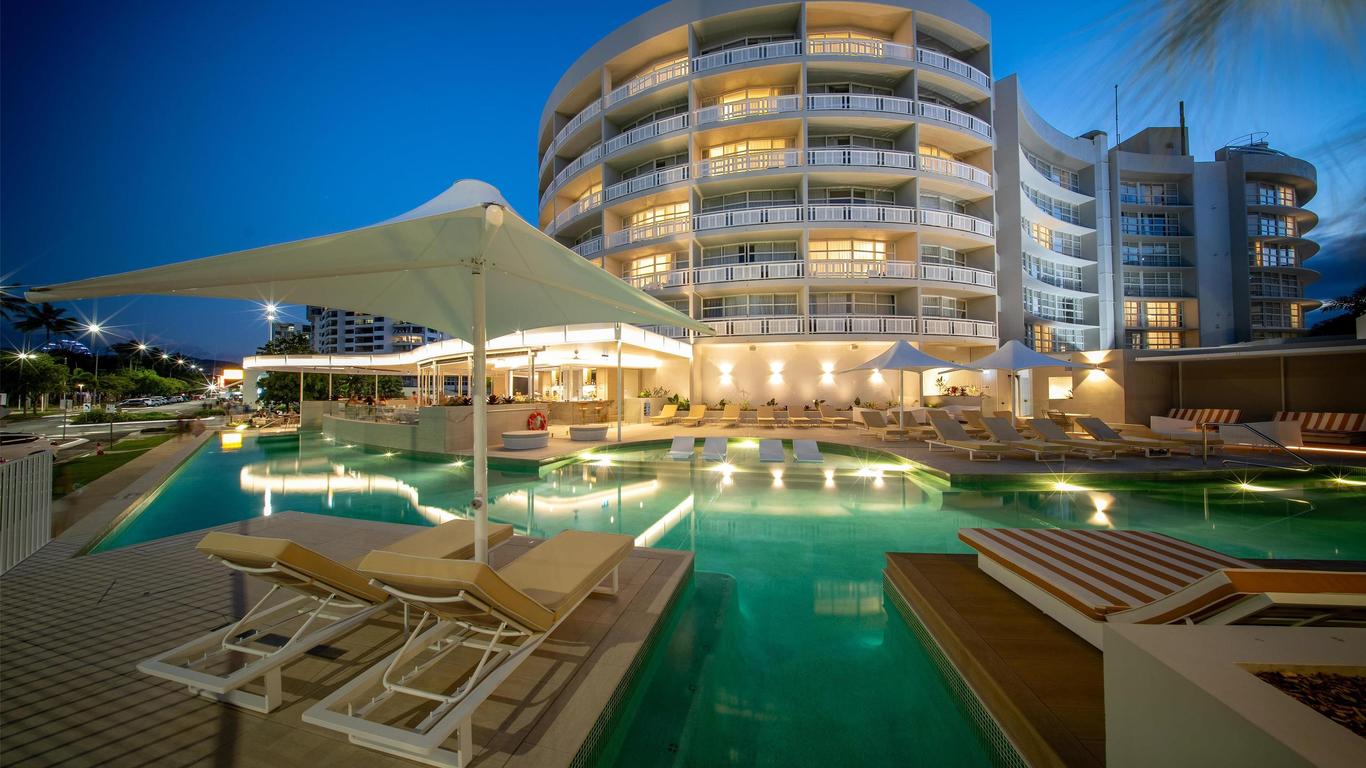 DoubleTree by Hilton Cairns
