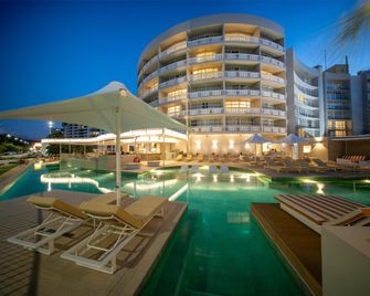 DoubleTree by Hilton Cairns - קיירנס - בריכה