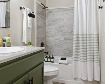 cozy comfy cottage c+ - Thunderbolt