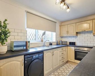 Host & Stay - Joffre Avenue - Castleford - Cocina