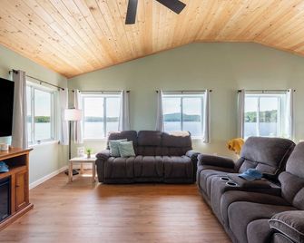 The Lake Life by Avantstay Lakefront + View + Hot Tub - Pocono Pines - Huiskamer