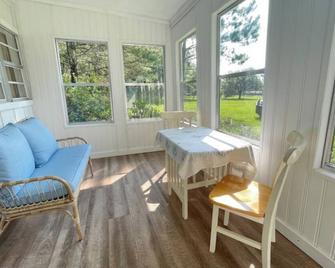 Sunrise Cottage - Alachua - Living room