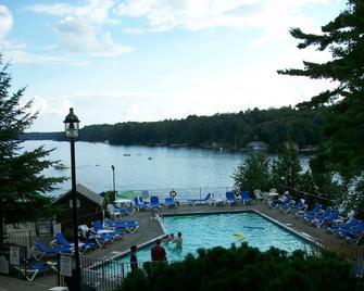 4 Bedroom Cottage at Rocky Crest Golf Resort - Mactier - Pool
