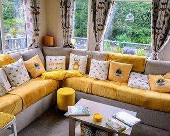 The HIVE on the river bank - Hawick - Living room