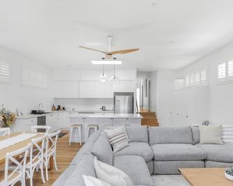 Stylish, private lakeside retreat complete with sparkling inground swimming pool. Sleeps 10. - Warners Bay - Soggiorno
