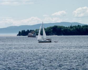 Stopover 599: Tranquility on Lake Champlain, Canada - Venise-en-Québec - Playa