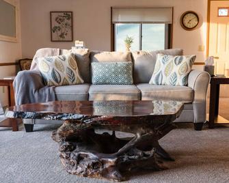 Richmond Lakeside Retreat - Aberdeen - Living room