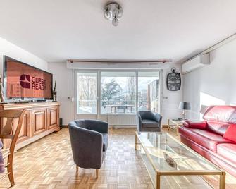 GuestReady - Tranquil Escape in the City - Lyon - Living room