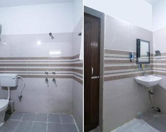 Bed & Breakfast for Family & Friends - Bhubaneswar - Bathroom