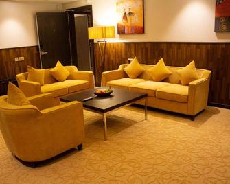 The Secure Inn Hotel Muscat - Muscat - Obývací pokoj