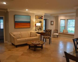 Temporary living that feels like home where you can relax and be yourself. - Maitland - Living room