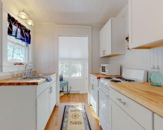 Waterfront shingled cottage with shared boat dock - near Acadia - Orland - Cocina