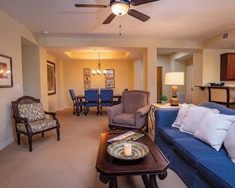 2 King Bedrooms - large balcony and kitchen 5212-2 - St Johns - Living room