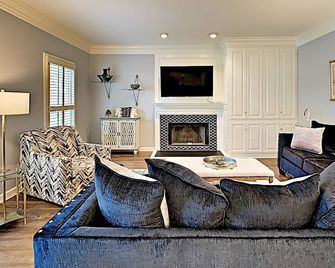 Luxury Exec Retreat 30+ Day Stay King Suite Near Downtown, Hospitals & Airport - Little Rock - Living room