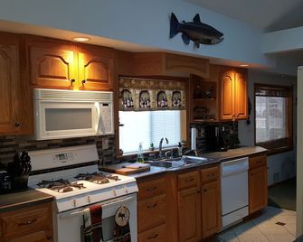 Charming 3 bedroom cottage between Croton & Hardy Dams with Dock available. - Newaygo - Cocina