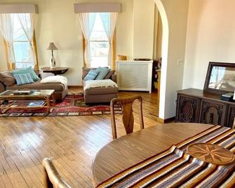 Beautiful Century old Apartments-Apt B - Algoma