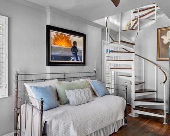 Beachfront, Roof Deck, Well-Stocked w/ Views & Nearby Food, Drinks & Cafes! - Hermosa Beach - Living room